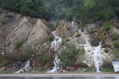 Adana Kozan'da şiddetli sağanak kuruyan dereleri coşturdu