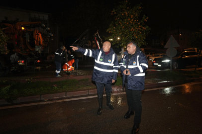 Adana’yı etkisi altına alan yağışta belediye ekipleri teyakkuzda