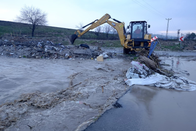 Aksu’daki 50 yıllık tarihi köprü sel sularından zarar gördü