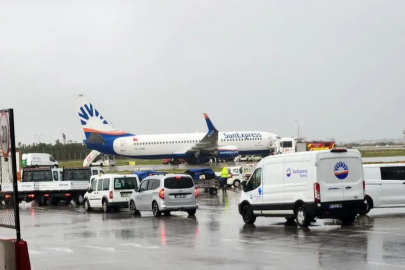 Antalya Havalimanı’nda korkutan kaza: Teker kanadı parçaladı