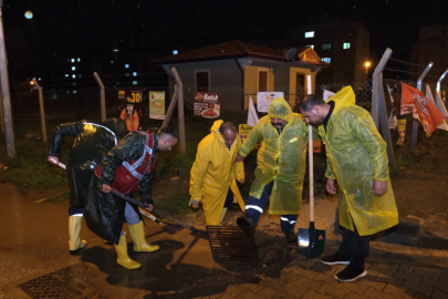 Ceyhan Belediyesi 40 araç, 200 personelle sağanak yağışa karşı seferber oldu