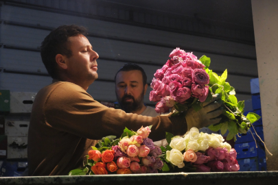 Çukurova'da Sevgililer Günü için çiçek mesaisi başladı