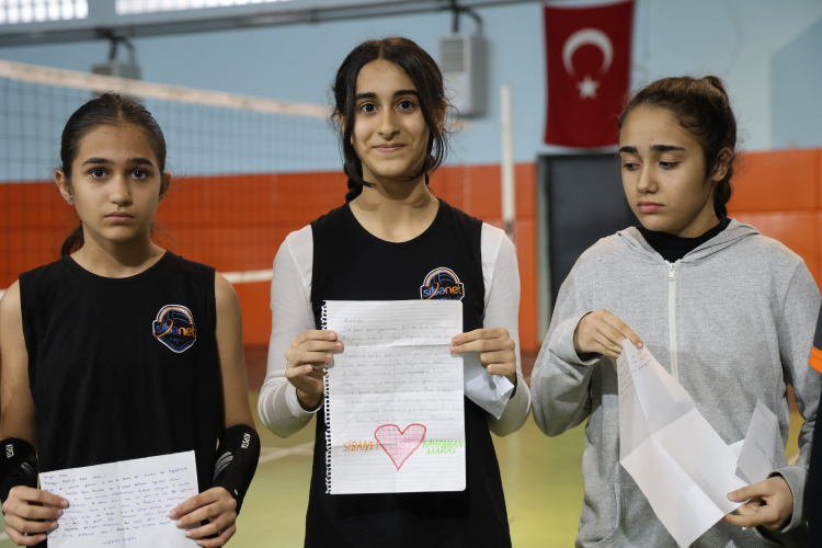 Enkazdan çıktı, umut oldu Depremzede öğretmenden ilçeler arası gönül köprüsü 4