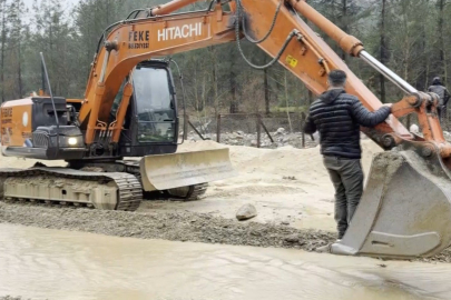 Feke'de sel ve heyelanlar ulaşımda aksamalara neden oldu