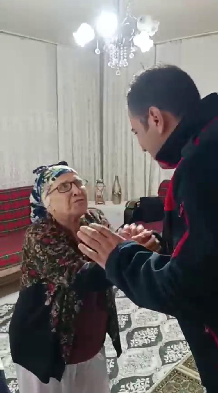 Hatay’da evinde mahsur kalan yaşlı kadın kurtarıldı 2