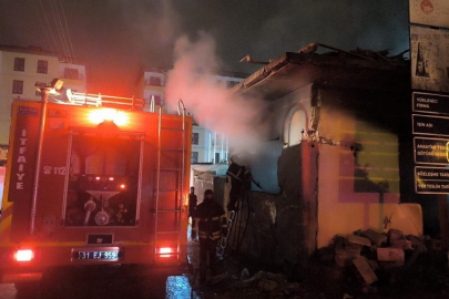 Hatay’da Kırıkhan’da metruk binadan alevler yükseldi