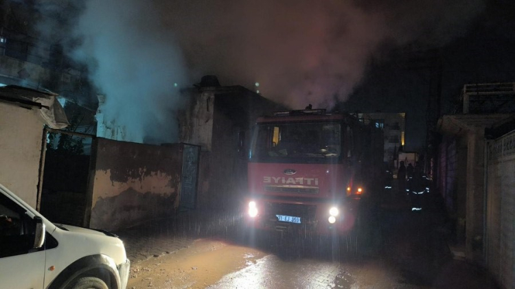 Hatay’da Kırıkhan’da metruk binadan alevler yükseldi 2