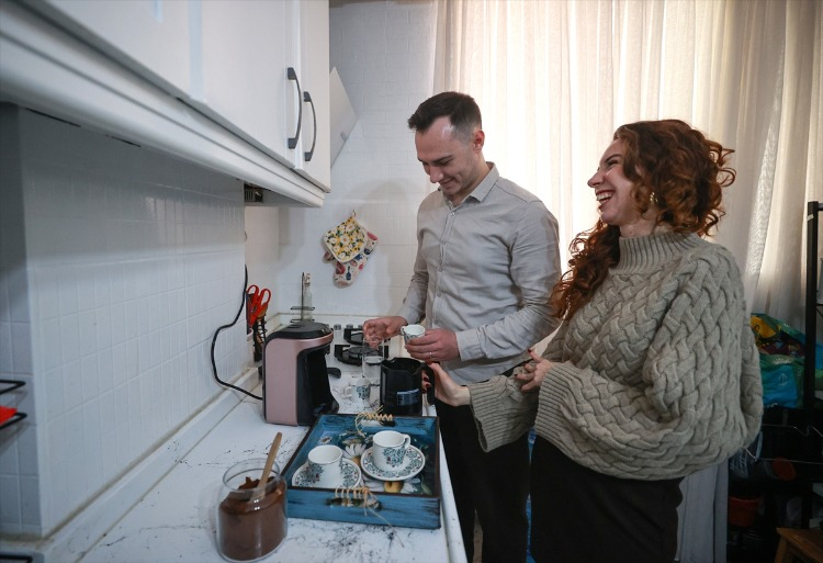 GÖNÜLLÜ ÇALIŞIRKEN YOLLARI KESİŞTİ