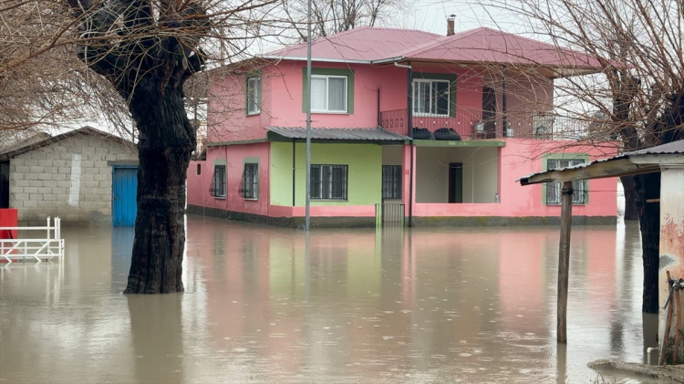 Osmaniye'de sağanak nedeniyle evleri ve tarım arazilerini su bastı 4