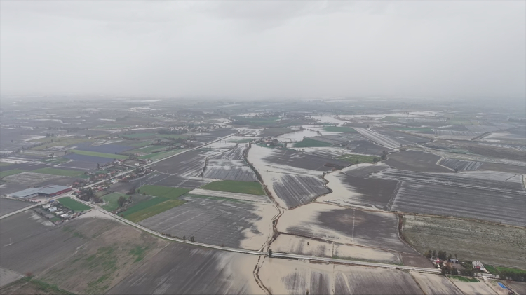 Osmaniye'de sağanak nedeniyle evleri ve tarım arazilerini su bastı 4