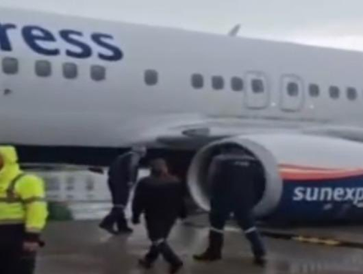 Antalya’da SunExpress Uçağı Taksi Yolunda Arızalandı
