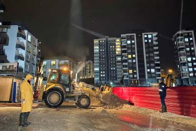 Tarsus'ta sağanak yağış alarmı: Belediye ekipleri gece boyu sahada görev yaptı