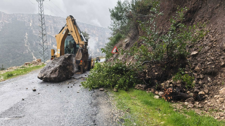Tarsus'ta sağanak yağış alarmı Belediye ekipleri gece boyu sahada görev yaptı 2