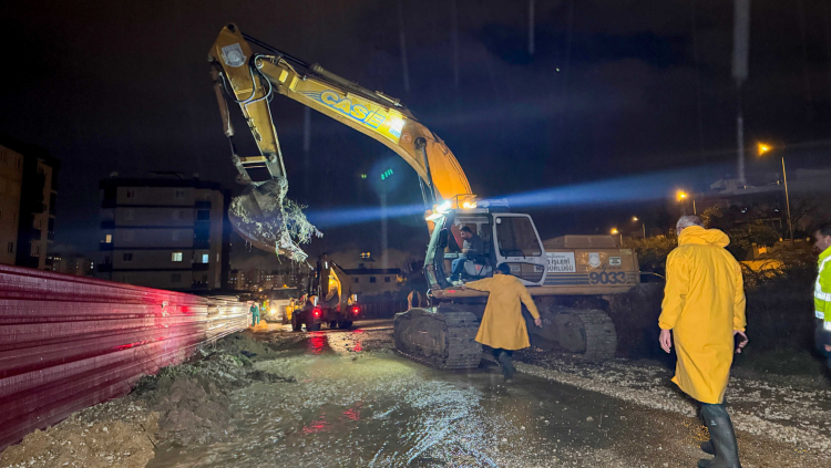 Tarsus'ta sağanak yağış alarmı Belediye ekipleri gece boyu sahada görev yaptı 3