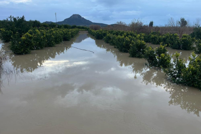 Adana’da sağanak tarımı vurdu: Çiftçiler tarlalarına kayıkla gitti