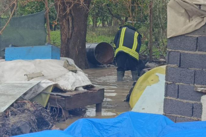 Adana’da selde mahsur kalan köpeği AKOM ekipleri kurtardı