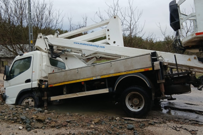 Aladağ’da patlayan su borusu yolu çökertti