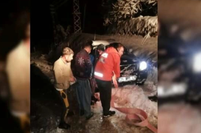 Kozan'da suda mahsur kalan araçları ekipler kurtardı