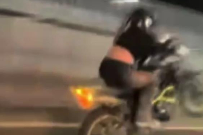 Motosikletinin önünü kaldırdığı anları paylaşarak ‘Relax olacaksın baba’ yazan motosiklet sürücüsüne ceza