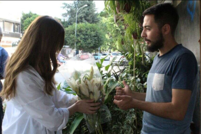 Sevgililer Günü’nde Adana’da çiçekçilerde yoğun mesai başladı
