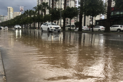 Yoğun yağış Adana’da ulaşımı vurdu: Kritik hat kapalı