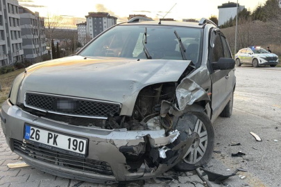 Eskişehir’de zincirleme kaza: Belediye otobüsü 2 otomobile çarptı, 6 yaralı