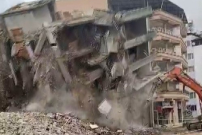 Hatay'da hasarlı 5 katlı bina iş makinesinin darbesiyle yerle bir oldu
