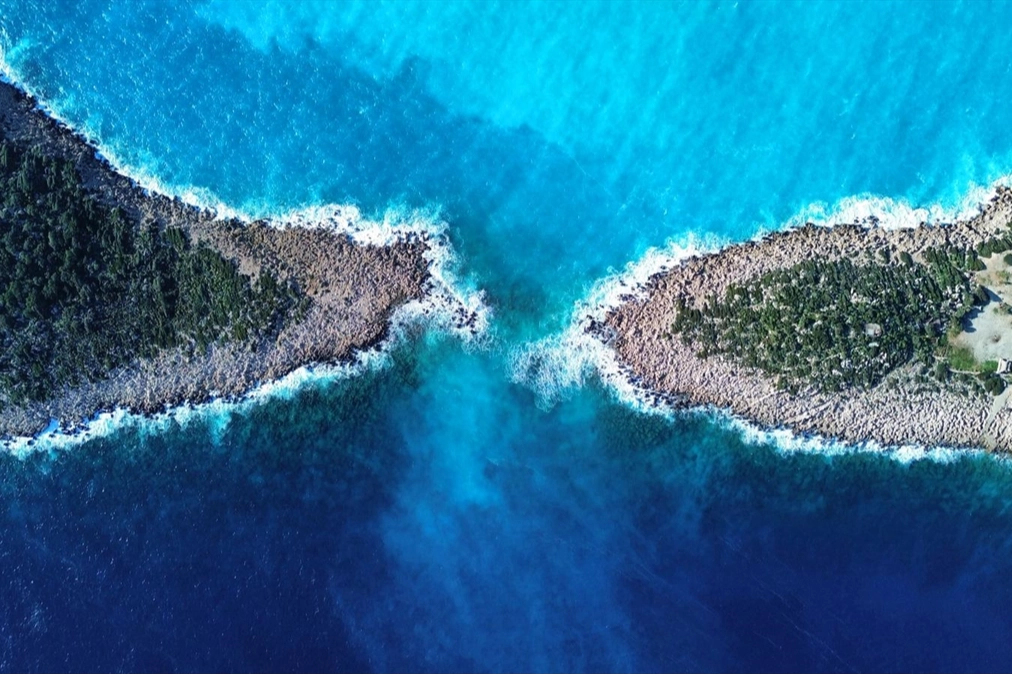 Kaputaş Plajı'nda bu manzarayı gören telefonuna sarıldı! Yağmur sonrası oluşan görüntü büyülüyor