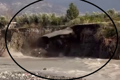 Hatay'da yağış felakete dönüştü, yolun çöktüğü an kameralara yansıdı