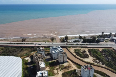 Mersin’de derelerden Akdeniz’e akan sel suları kıyıyı çamura boyadı