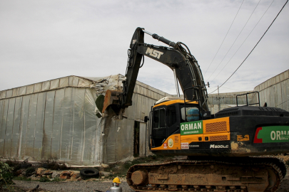 Mersin’de orman alanındaki kaçak yapılar yıkılıyor