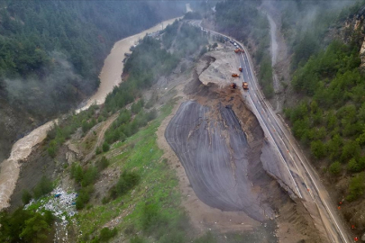 Adana Feke-Saimbeyli kara yolunda heyelan nedeniyle trafik tek yönlü