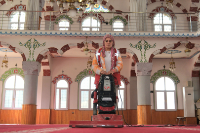 Ceyhan'da camileri ramazan için pırıl pırıl hale getiriliyor