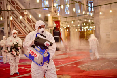 Fatih’te 370 cami Ramazan öncesi gül suyuyla yıkandı