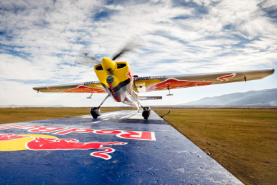 Gökyüzünün 'sihirbazı' Afyonkarahisar'da tarih yazdı: Hareketli trene uçakla iniş