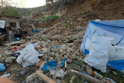 Hatay'da depremde ayakta kalan duvar, yağışta çöktü
