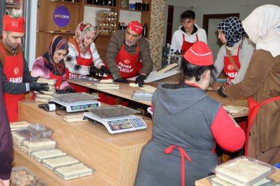 İftar saatleri yaklaşırken küncülü helva için kuyruklar oluşacak