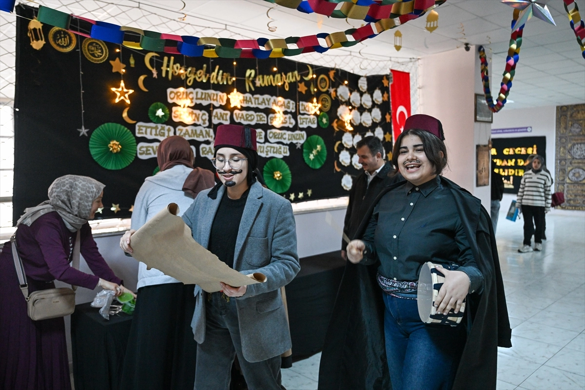 Adana’da okul koridorları Ramazan motifleriyle donatıldı