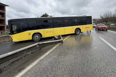 E-5’te korku dolu anlar! Yağmurda kontrolden çıkan İETT otobüsü bariyeri aşıp yoldan savruldu