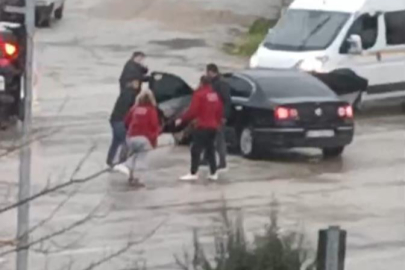 Kozan’da trafikte kavga: Kadının sopalı müdahalesi kamerada