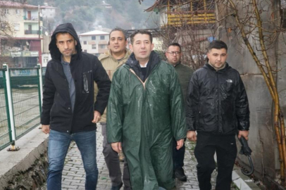 Adana’da sel alarmı: Üç ilçede yollar kapandı, hasar tespit çalışmaları sürüyor