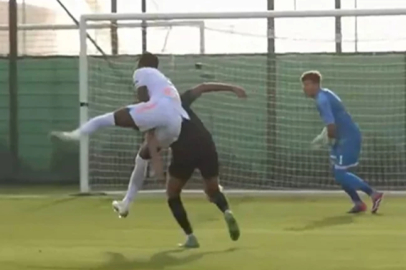 Fenerbahçe'den gönderilmişti! Jhon Duran Zenit'teki ilk maçında 'MMA' Tarzı faulüyle sosyal medyayı salladı!