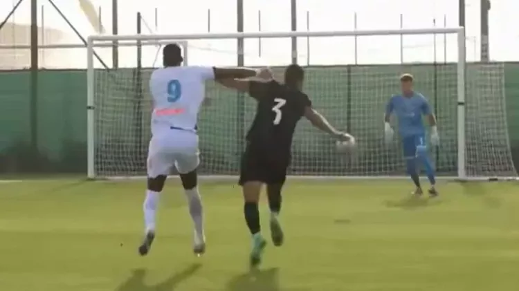 Fenerbahçe'den gönderilmişti! Jhon Duran Zenit'teki ilk maçında 'MMA' Tarzı faulüyle sosyal medyayı salladı! 2