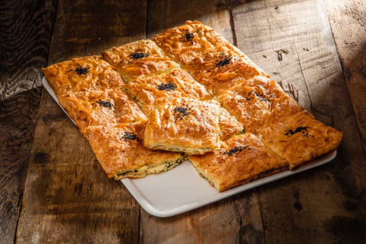 FIRINDA PEYNİRLİ BÖREK