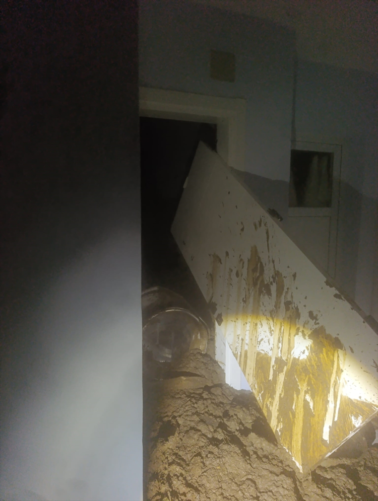 Hatay Dörtyol'da heyelan nedeniyle ev ve otomobil zarar gördü 2