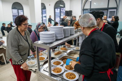 Seyhan’da Ramazan bereketi: Başkan Vekili Akkan, ilk iftar sofrasında yemek dağıttı