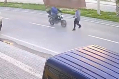 Adana’da feci kaza! Yolun karşısına geçen yayaya motosiklet çarptı