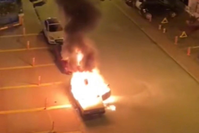 Adana'da park halindeki otomobil alev alev yandı