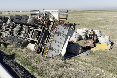 Aksaray’da kamyon şarampole devrildi: 1 Yaralı