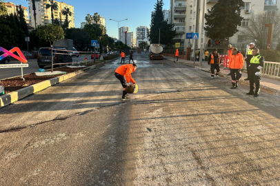 Mersin'de sel hasarlı köprü gece mesaisiyle onarıldı